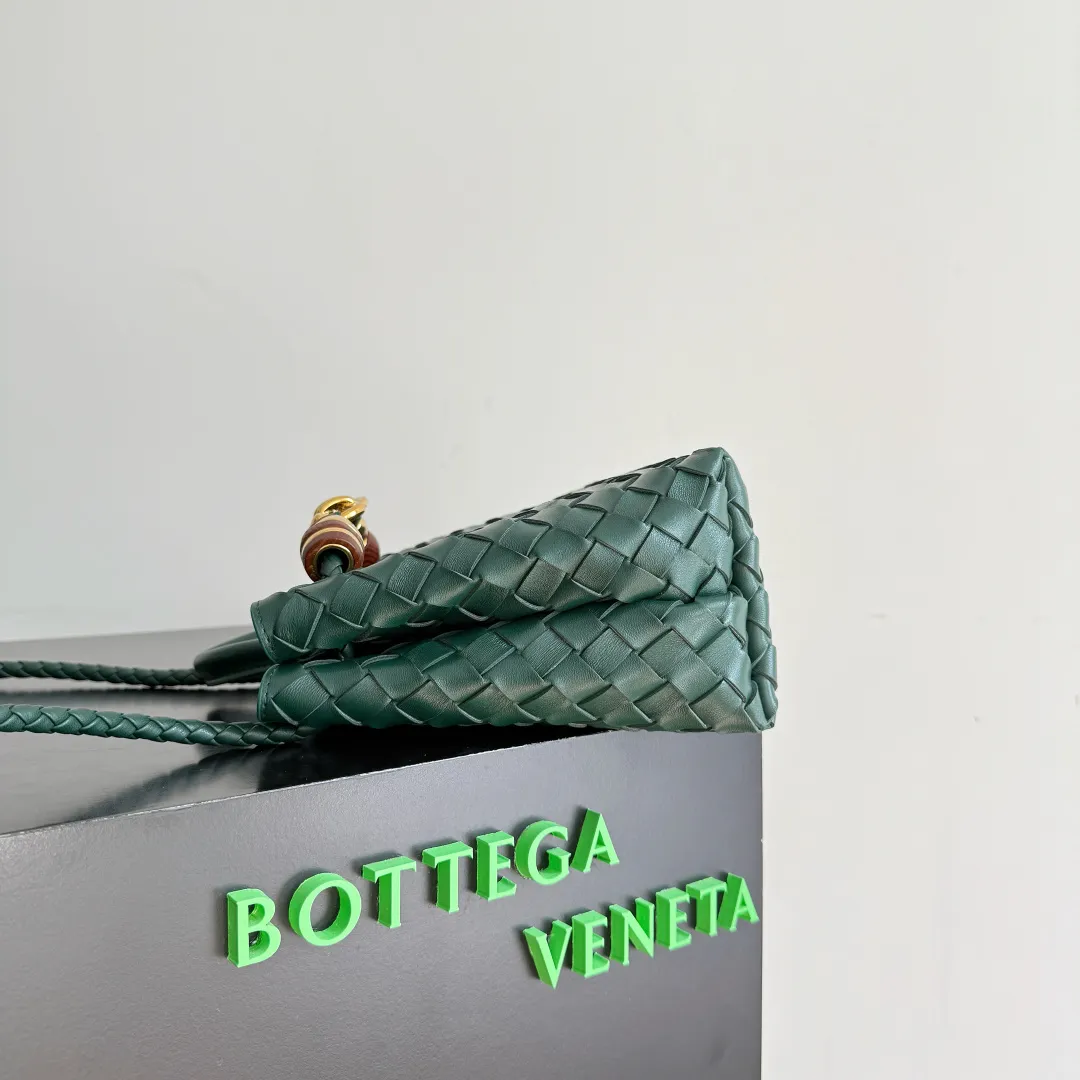 The new Andiamo batch of 3060 BV is shipped‼ ️The classic intercciato weaving process is used to create a soft bag, the metal knot is made of micro-cast aluminum using jewelry technology🪢, and the decorative beads are made of metal and hand-polished oak, allowing you to jump repeatedly between elegance and fun💃, making it unpredictable. Classic and versatile, it shows off your temperament, and the bag has a large capacity, making it very convenient for daily commuting! It has a variety of carrying methods, the shoulder straps can be adjusted by yourself, the original lambskin feels soft and delicate, and the unisex style breaks gender boundaries and brings a more practical and long-lasting use experience. The Andiamo, which has both elegant and casual styles, perfectly interprets the "fashionable old money style". Style No.: 743568+Wood Hardware Color: Emerald Size: 25*22*10.5cm